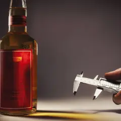 Caliper mierzy zawartość alkoholu w butelce wódki.