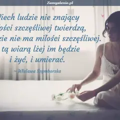 Młoda kobieta na łóżku, otoczona zasłonami, układa kwiaty. Cytat Wisławy Szymborskiej o miłości i życiu.