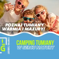 Trzy uśmiechnięte dzieci w okularach przeciwsłonecznych machają rękami. Idealne miejsce, gdzie na Mazury z dziećmi – Camping Tumiany w sercu natury.