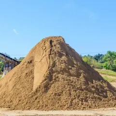 Ogromna hałda piasku na placu budowy. Zastanawiasz się nad ceną piasku? Oto materiał na budowę domu.