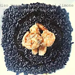 Riso Venere profumato al limone con gamberi saltati, un piatto elegante e saporito.