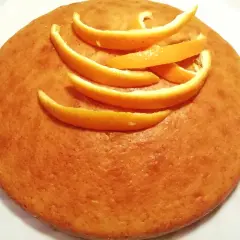 Torta all'arancia morbidissima, decorata con scorzette fresche. Un dolce profumato e invitante.