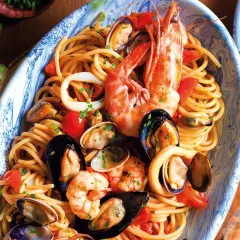 Spaghetti allo scoglio surgelati, un piatto ricco di gamberi, cozze, vongole e calamari, pronto per essere gustato.