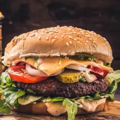Kto wymyślił hamburgera? Złożona historia kultowej kanapki