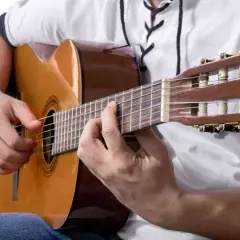 Dłoń grająca na gitarze akord b dur.