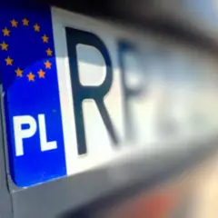 Zbliżenie na polską tablicę rejestracyjną. Zastanawiasz się, ile jest czasu na przerejestrowanie samochodu?