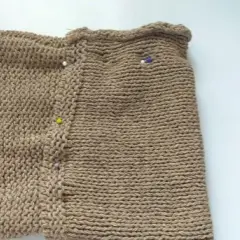 Jak skrócić rękawy w dzianinie? Zrób to sam! Poradnik DIY