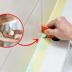 Jak usunąć stary silikon? W małym kółku widać, jak wyciska się środek na dłoń, a główny obraz pokazuje usuwanie silikonu specjalnym narzędziem.