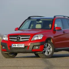 Czerwony Mercedes GLK na drodze. Poznaj jego kompaktowe wymiary i wszechstronność.