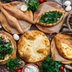 Bogactwo smaków kuchni gruzińskiej: chaczapuri, chleb lawasz, pieczone placki z serem i ziołami.