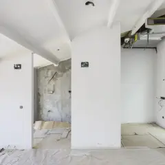Instalación de falso techo con aire acondicionado y conductos visibles.