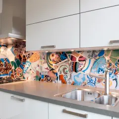 Crédence de cuisine colorée en mosaïque de carreaux brisés, un style unique qui rappelle un pochoir cuisine.