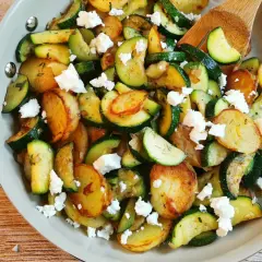 Gebratene Kartoffeln und Zucchini mit Feta, ein köstliches Gericht, das zu vielen Kartoffel Rezepten passt.