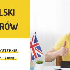 Uśmiechnięta seniorka pokazuje kciuki w górę. Napis "Angielski dla seniorów" sugeruje kurs językowy.
