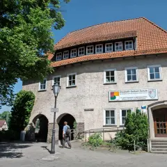 Elisabeth-Selbert-Schule, eine der besten Schulen Deutschlands, mit ihrem markanten roten Ziegeldach und einem Schild, das auf ihre Rolle als regionales Kompetenzzentrum hinweist.