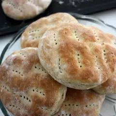 En hög med nybakade tekakor med havregryn, perfekta för frukost eller fika.