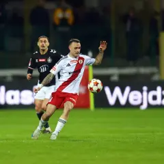Piłkarz ŁKS Łódź w akcji przeciwko Polonii Warszawa. Statystyki meczu wkrótce!