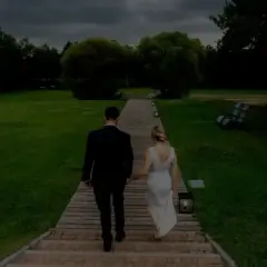 Para młoda idzie ścieżką. Zastanawiasz się, ile kosztuje fotograf na wesele?