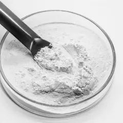 Biały proszek, prawdopodobnie kwas salicylowy jak stosować, w szklanej miseczce laboratoryjnej, nabierany metalową szpatułką.