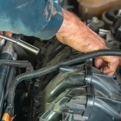 Mechanik sprawdza zawór par paliwa, szukając objawów awarii.