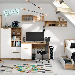 Nowoczesna aranżacja pokoju młodzieżowego z biurkiem, łóżkiem i półkami w ścianie. Neonowy napis "play" dodaje charakteru.
