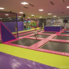 Wesołe **Opole atrakcje dla dzieci**: kolorowy park trampolin z malowidłami i miejscem na urodziny.
