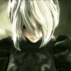 2B z Nier Automata PL zamyślona, z białymi włosami opadającymi na twarz.