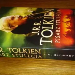 Okładka książki "J.R.R. Tolkien. Pisarz stulecia" T.A. Shippeya. Zastanawiasz się, ile języków znał Tolkien?