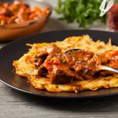 Jaki sos do placków ziemniaczanych? Od klasyki po nowe smaki!