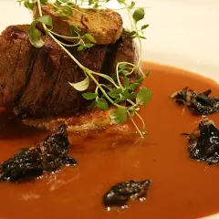 En lyxig tournedos Rossini med gåslever, svamp och en mustig sås.