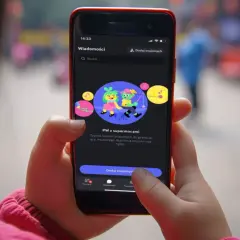 Dziecko używa telefonu z aplikacją Discord, gdzie można dodawać znajomych do wspólnych gier i rozmów. Czy Discord jest bezpieczny dla dzieci?