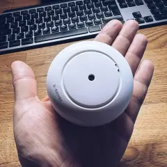 Rauchmelder von X-Sense in der Hand, bereit für die Integration in Home Assistant.