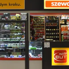 Sklep z kluczami, zegarkami i akcesoriami. Tutaj można dorobić klucz, naprawić obuwie i kupić drobne przedmioty.