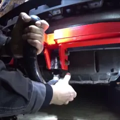 Gdzie wkręcić ucho do holowania Audi A2? Oto proste instrukcje