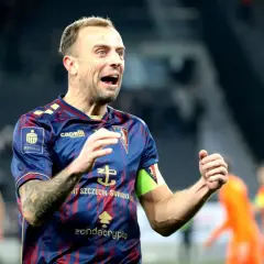 Piłkarz w koszulce Pogoni Szczecin, gdzie gra Grosicki, cieszy się z bramki.