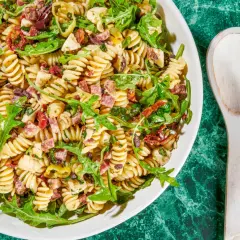 Pyszna sałatka z makaronem fusilli, rukolą, suszonymi pomidorami, oliwkami i salami. Idealna na letnie dni, to najlepsza sałatka z makaronem!