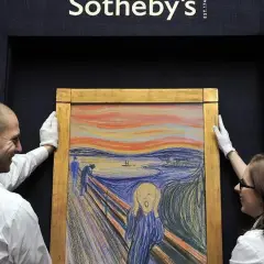 Słynny obraz Muncha "Krzyk" prezentowany przez pracowników Sotheby's.