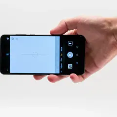 Dłoń trzyma smartfon Huawei P20 Pro z włączonym aparatem w trybie Pro, gotowy do zrobienia idealnego ujęcia.