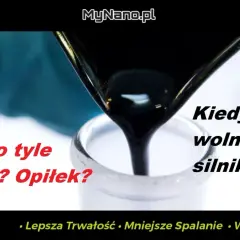 Czarny płyn wylewa się z lejka do naczynia. Tekst pyta: "Dlaczego tyle benzyny? Opiłek?" i "Kiedy nie wolno płukać silnika?". Problemy po płukance silnika mogą być poważne.