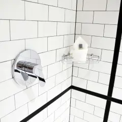 Coin de douche moderne avec robinetterie chromée et porte-savon. Idéal pour nettoyer la faience salle de bain.