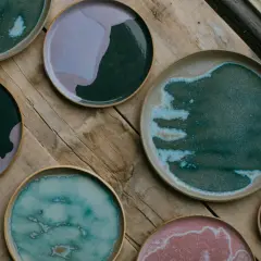 Piatti in ceramica con sfumature uniche, ispirati ai colori per argilla. Ogni pezzo è un'opera d'arte naturale.