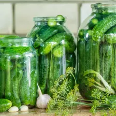 Jak kisić ogórki w garnku - proste kroki, które ułatwią fermentację