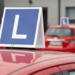 Nauka jazdy w Czechach: czerwone auto z literą "L" na dachu. To znak dla uczących się, jak zrobić prawo jazdy w Czechach.