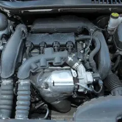 Silnik Citroen C5 X7, widok z góry. Widać turbosprężarkę, kolektor dolotowy i inne elementy.