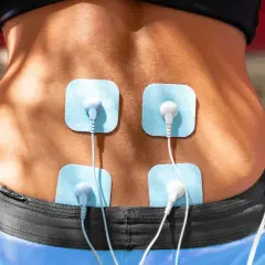 Elektrody TENS na plecach. Choć zazwyczaj bezpieczne, prądy TENS mogą powodować skutki uboczne, jak podrażnienie skóry.