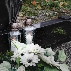 Jak pięknie udekorować pomnik na cmentarzu – praktyczne porady i inspiracje