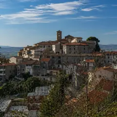Panoramica di Vetulonia, borgo medievale arroccato su una collina. Cosa vedere: le case in pietra, il campanile e i panorami toscani.