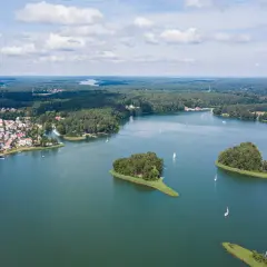 Malownicze jeziora w Polsce na wakacje. Wioski, lasy i żaglówki na spokojnej tafli wody. Idealne miejsce na wypoczynek.