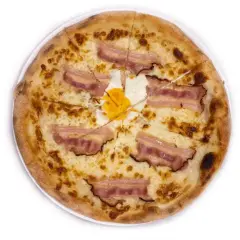 Pizza carbonara z chrupiącym boczkiem i jajkiem na środku. Idealna na szybki obiad.
