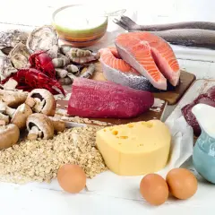 En variation av livsmedel rika på b12 mat: lax, lever, ostron, räkor, nötkött, ägg, svamp, havre, ost och mjölk.
